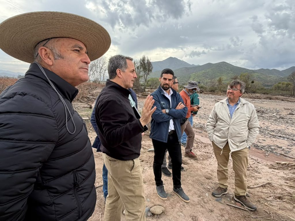 Entrega de sacos de alimento concentrado para ganado caprino a productores de Ovalle afectados por el sistema frontal.