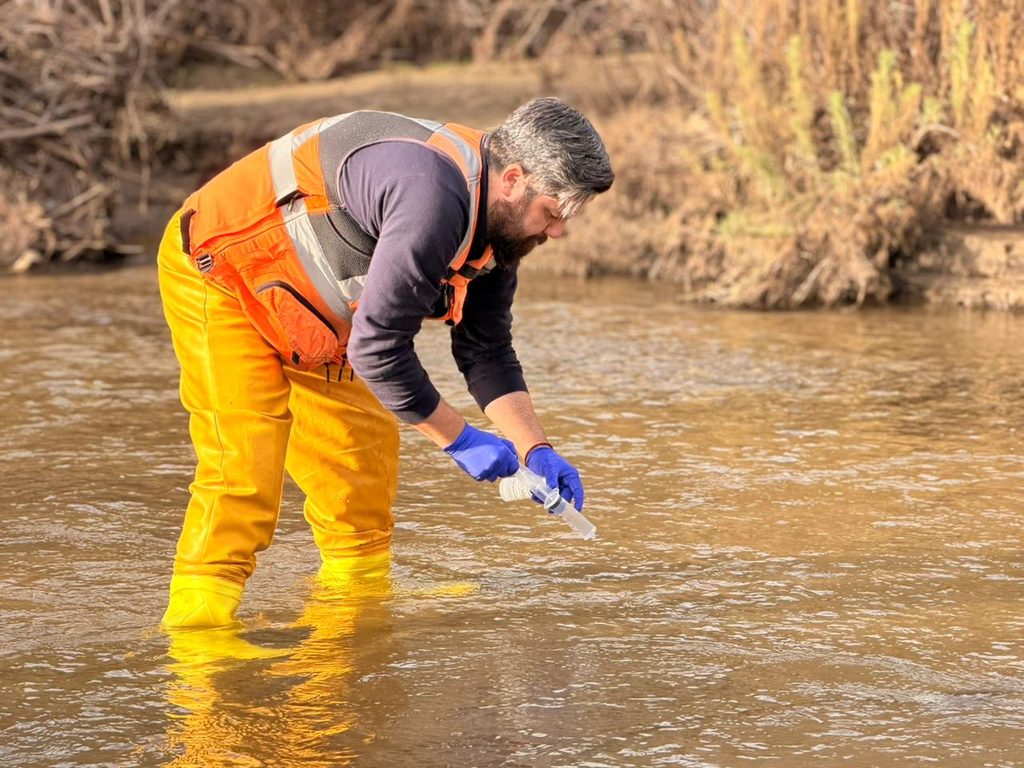Autoridades locales supervisando el proceso de toma de muestras de agua en la zona de Caimanes y Pupío.