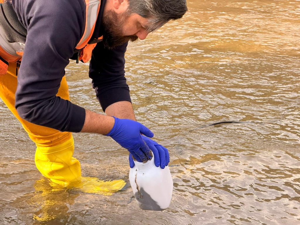 Autoridades locales supervisando el proceso de toma de muestras de agua en la zona de Caimanes y Pupío.