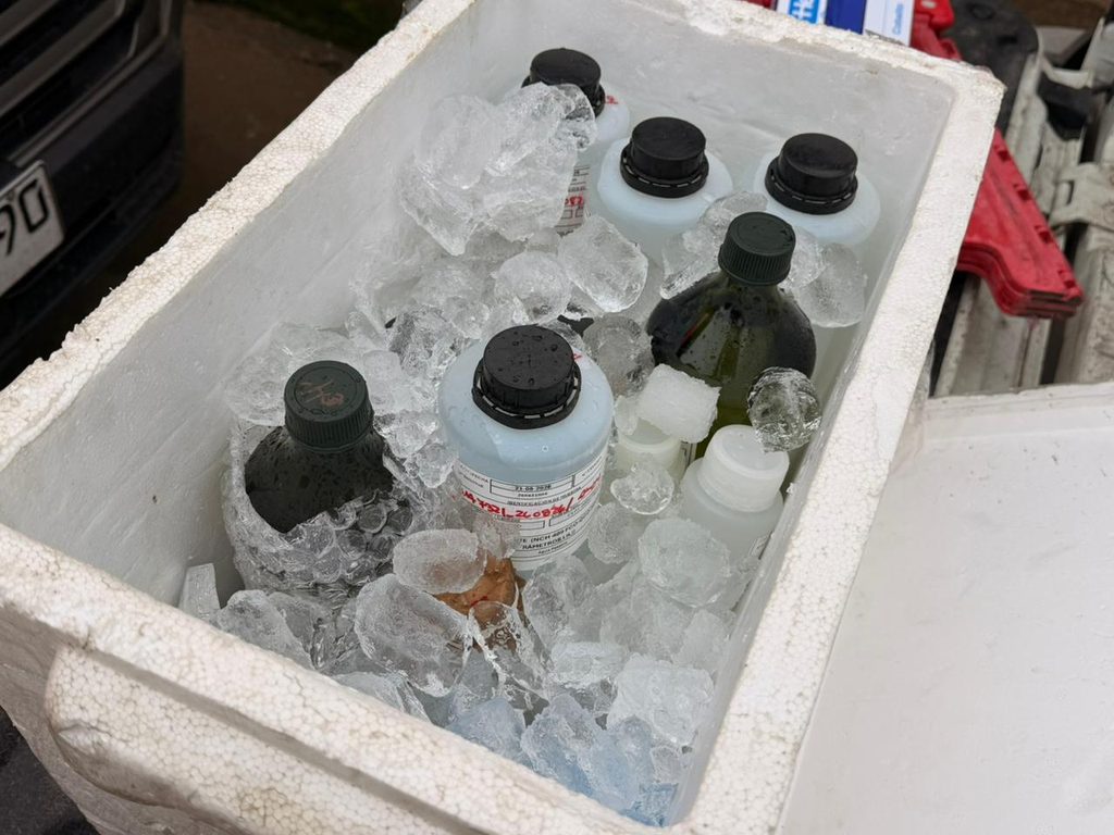 Autoridades locales supervisando el proceso de toma de muestras de agua en la zona de Caimanes y Pupío.