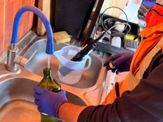Autoridades locales supervisando el proceso de toma de muestras de agua en la zona de Caimanes y Pupío.