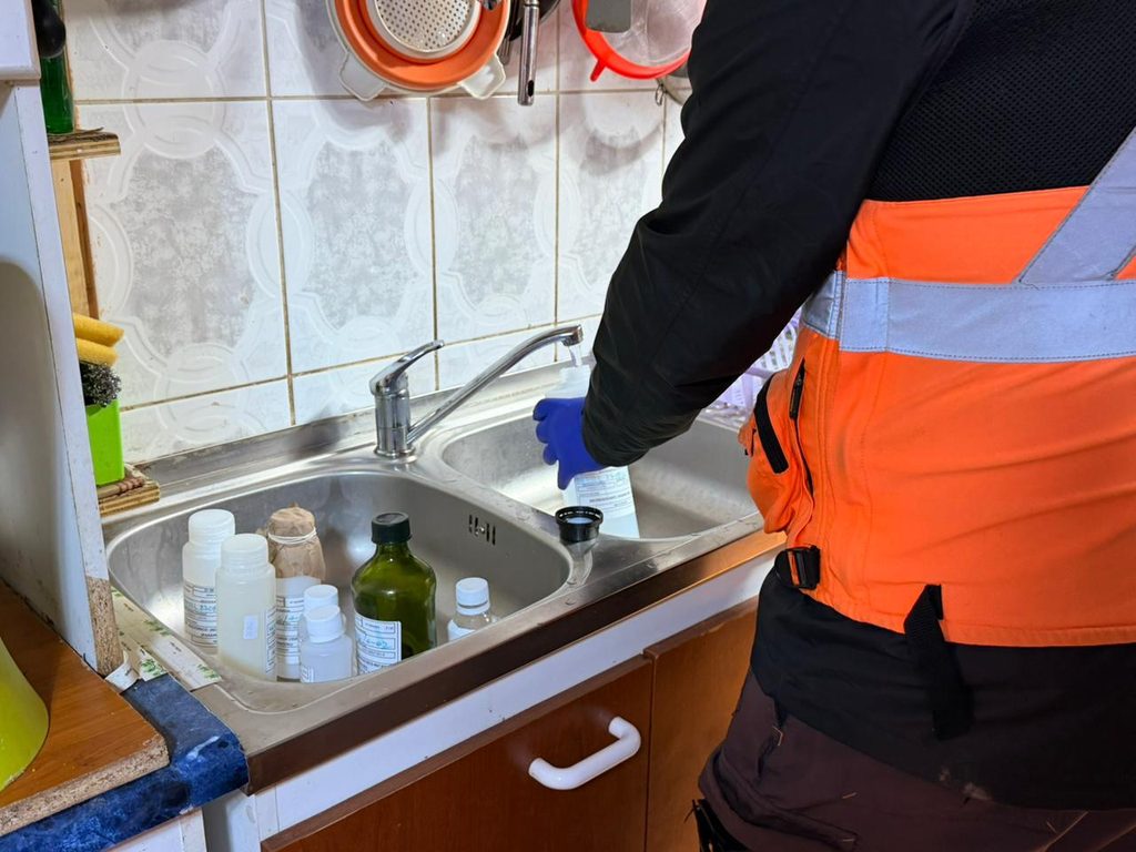 Autoridades locales supervisando el proceso de toma de muestras de agua en la zona de Caimanes y Pupío.