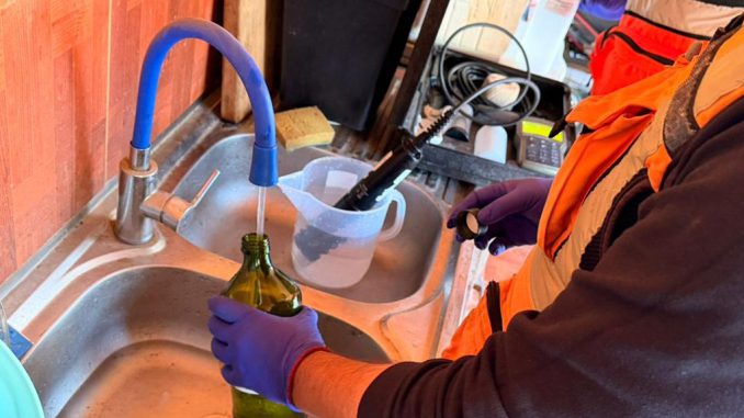 Autoridades locales supervisando el proceso de toma de muestras de agua en la zona de Caimanes y Pupío.