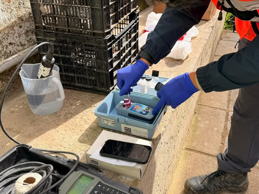Autoridades locales supervisando el proceso de toma de muestras de agua en la zona de Caimanes y Pupío.