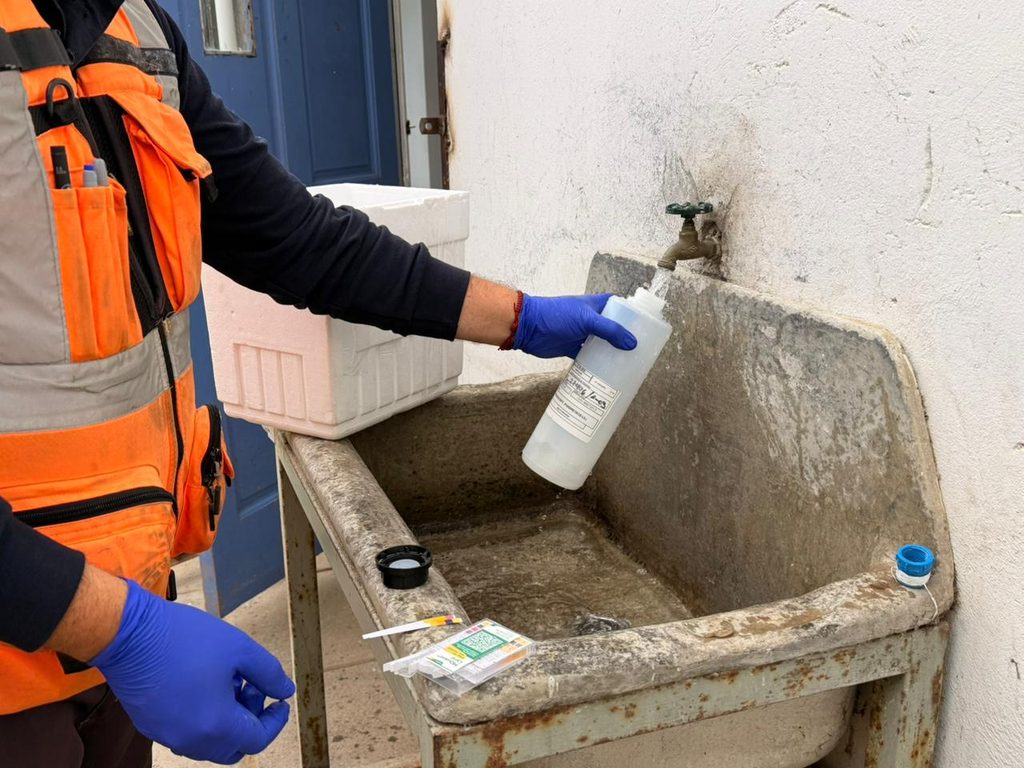 Autoridades locales supervisando el proceso de toma de muestras de agua en la zona de Caimanes y Pupío.