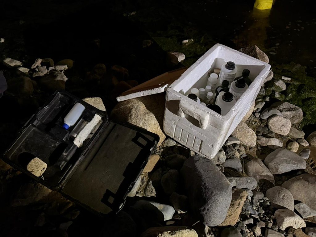 Autoridades locales supervisando el proceso de toma de muestras de agua en la zona de Caimanes y Pupío.