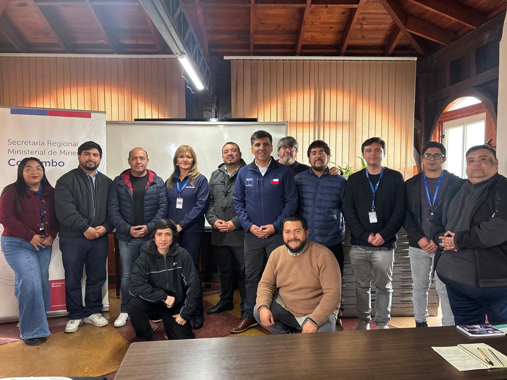 Autoridades y encargados municipales en la jornada de capacitación minera en Coquimbo