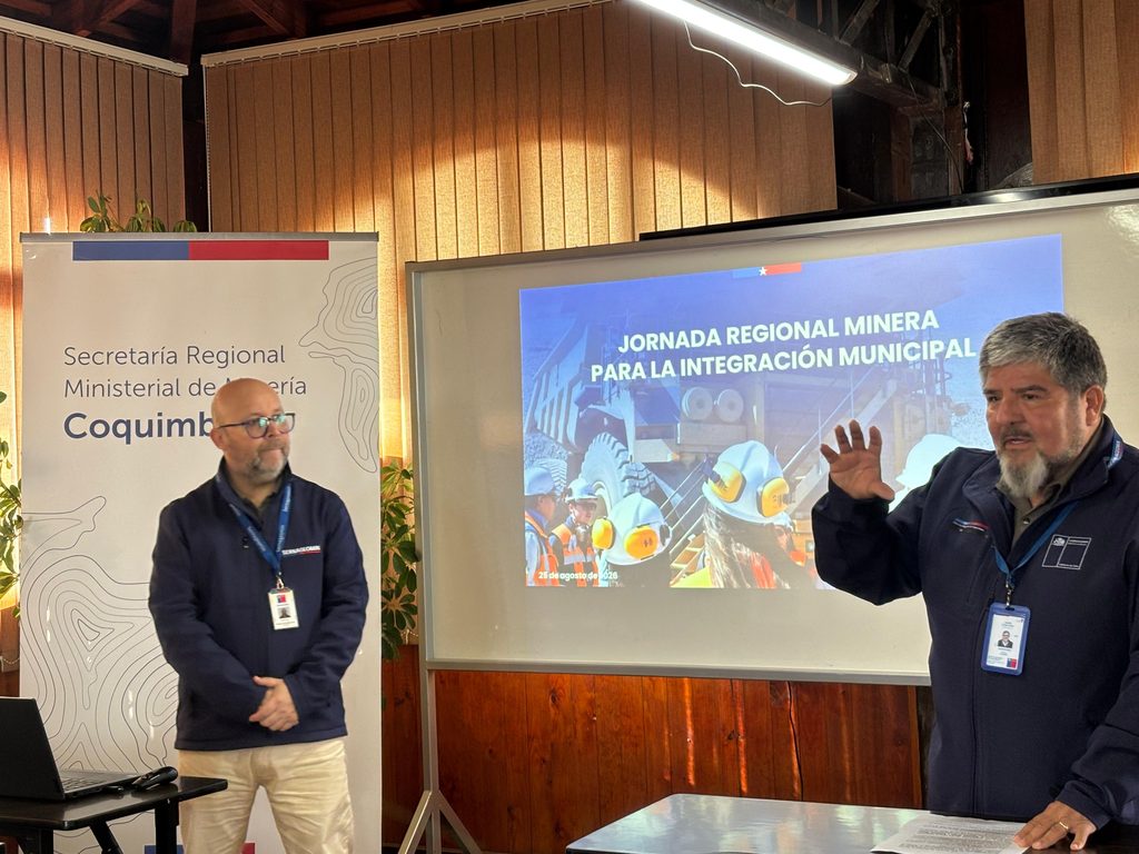 Autoridades y encargados municipales en la jornada de capacitación minera en Coquimbo
