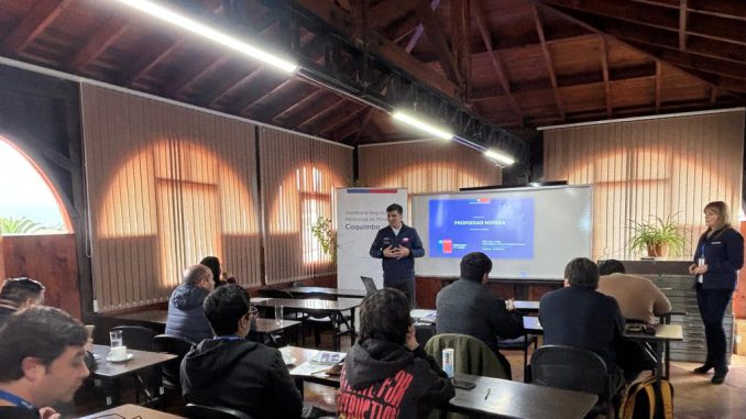 Autoridades y encargados municipales en la jornada de capacitación minera en Coquimbo