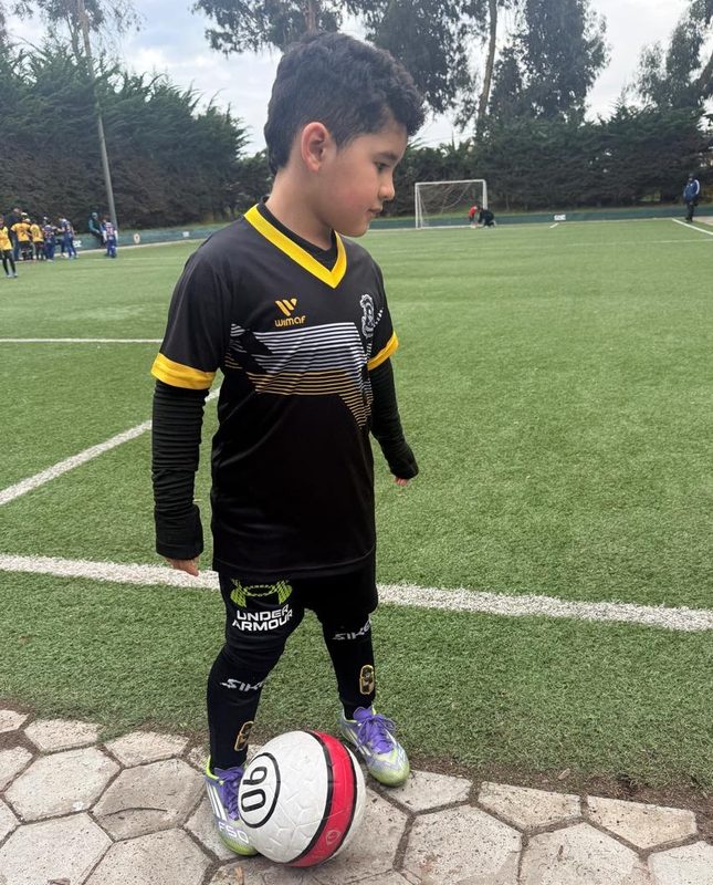 Alonso Araya, niño de kínder de Coquimbo, celebrando tras ganar un viaje al Centro Espacial Kennedy por su asistencia a clases.