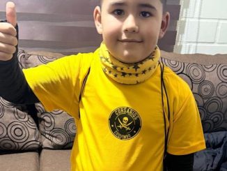 Alonso Araya, niño de kínder de Coquimbo, celebrando tras ganar un viaje al Centro Espacial Kennedy por su asistencia a clases.