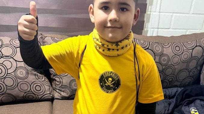 Alonso Araya, niño de kínder de Coquimbo, celebrando tras ganar un viaje al Centro Espacial Kennedy por su asistencia a clases.