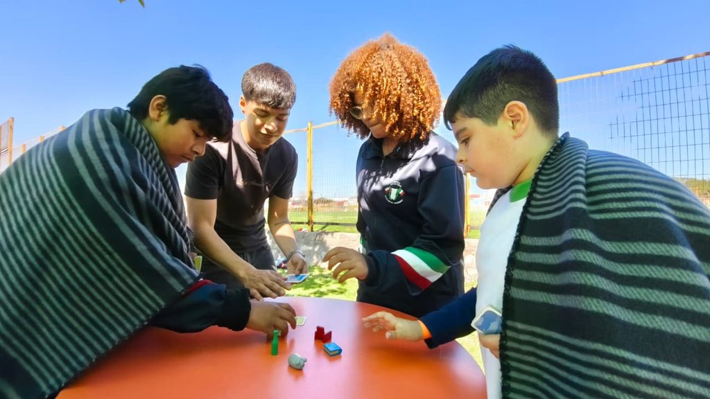 Niños y jóvenes participando en actividades artísticas y recreativas en el Parque Urbano de Tierras Blancas durante el Picnic Cultural.