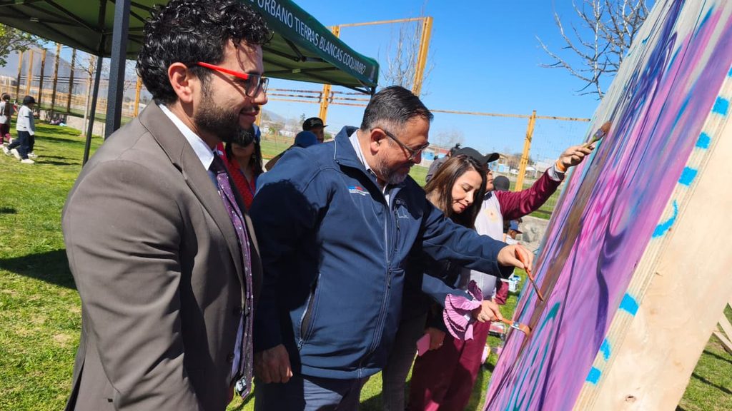 Niños y jóvenes participando en actividades artísticas y recreativas en el Parque Urbano de Tierras Blancas durante el Picnic Cultural.