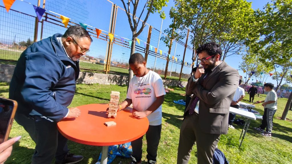 Niños y jóvenes participando en actividades artísticas y recreativas en el Parque Urbano de Tierras Blancas durante el Picnic Cultural.