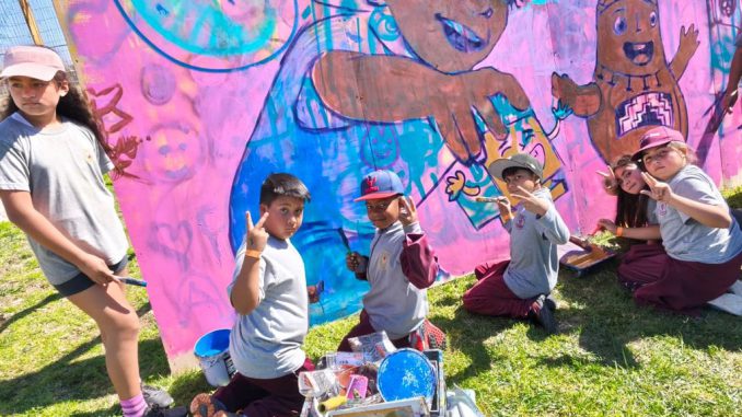 Niños y jóvenes participando en actividades artísticas y recreativas en el Parque Urbano de Tierras Blancas durante el Picnic Cultural.