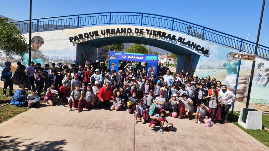 Niños y jóvenes participando en actividades artísticas y recreativas en el Parque Urbano de Tierras Blancas durante el Picnic Cultural.