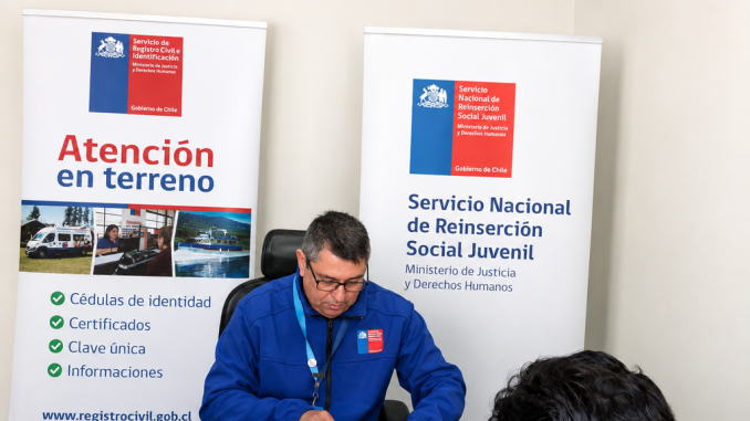 Funcionarios del Registro Civil Móvil realizando trámites de documentación a adolescentes en un centro de reinserción juvenil.