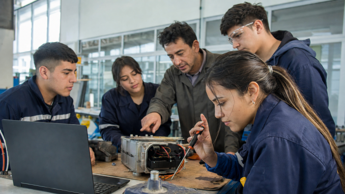 Joven profesional en entorno laboral recibiendo capacitación técnica