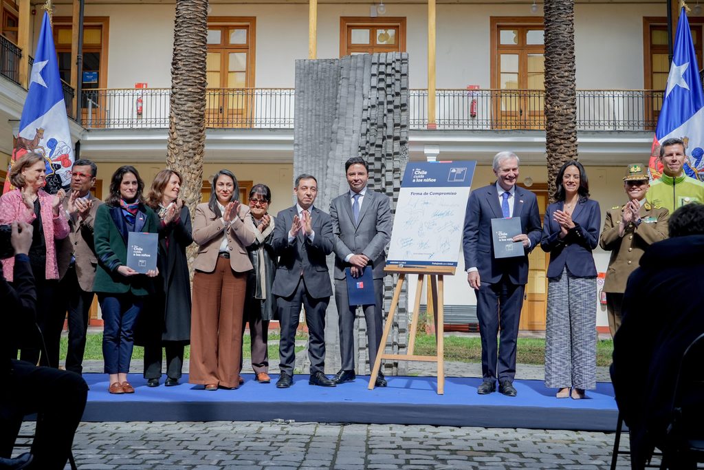 El Presidente José Antonio Kast y la ministra María Jesús Wulf durante la presentación del Plan Chile Cuida a los Niños.