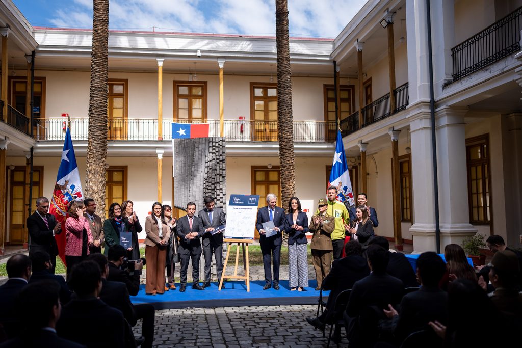 El Presidente José Antonio Kast y la ministra María Jesús Wulf durante la presentación del Plan Chile Cuida a los Niños.