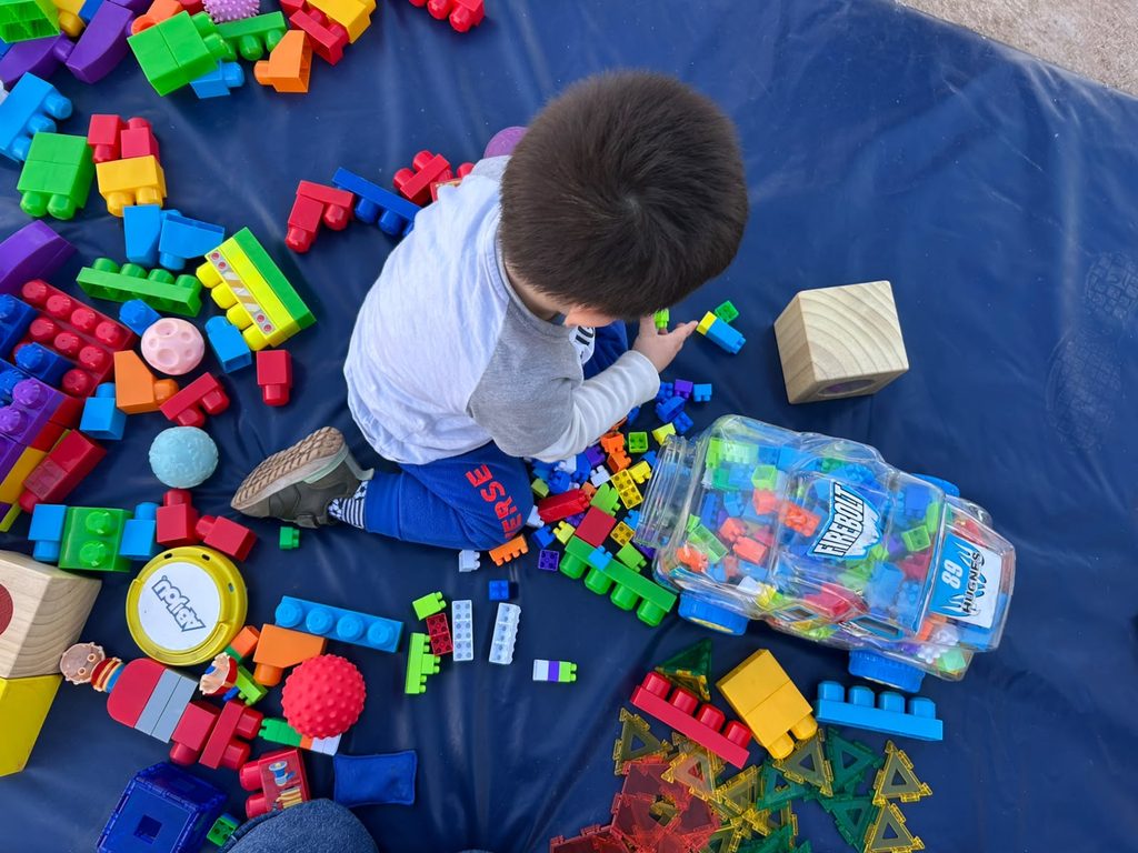 Profesionales de Fundación Integra realizando actividades de juego y contención emocional con niños en una sede vecinal