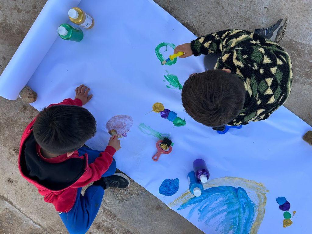 Profesionales de Fundación Integra realizando actividades de juego y contención emocional con niños en una sede vecinal