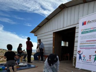Profesionales de Fundación Integra realizando actividades de juego y contención emocional con niños en una sede vecinal