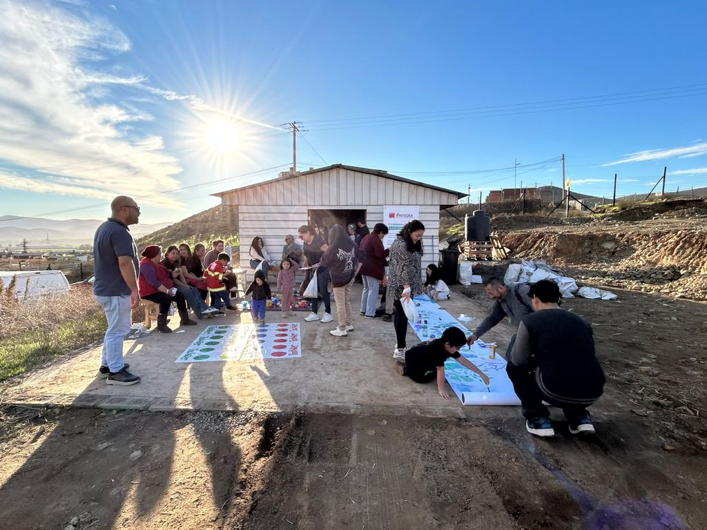 Profesionales de Fundación Integra realizando actividades de juego y contención emocional con niños en una sede vecinal