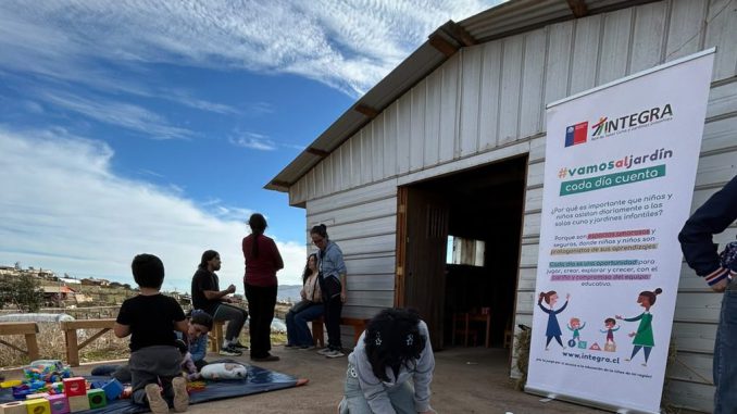 Profesionales de Fundación Integra realizando actividades de juego y contención emocional con niños en una sede vecinal