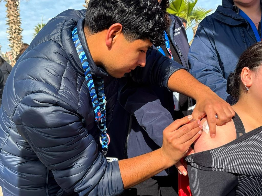 Personal de salud administrando vacunas a personas en un centro asistencial de Coquimbo tras la emergencia.