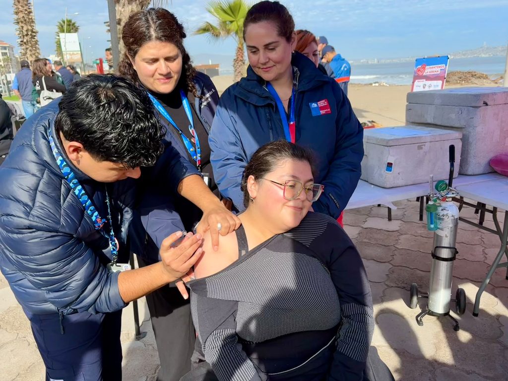 Personal de salud administrando vacunas a personas en un centro asistencial de Coquimbo tras la emergencia.