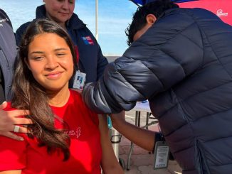 Personal de salud administrando vacunas a personas en un centro asistencial de Coquimbo tras la emergencia.