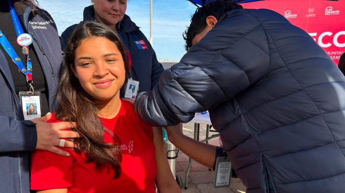 Personal de salud administrando vacunas a personas en un centro asistencial de Coquimbo tras la emergencia.