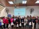 Personal de salud educando a un grupo de personas mayores sobre prevención de infecciones de transmisión sexual.