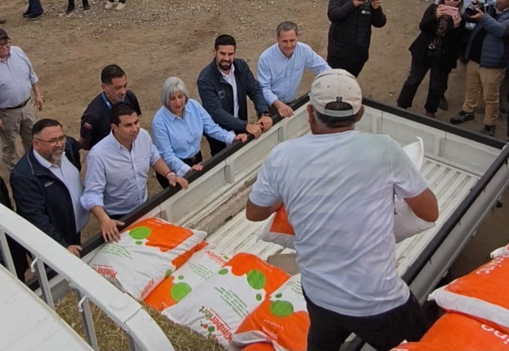 Funcionarios del sector agropecuario realizando encuestas de daños a agricultores en la región de Coquimbo