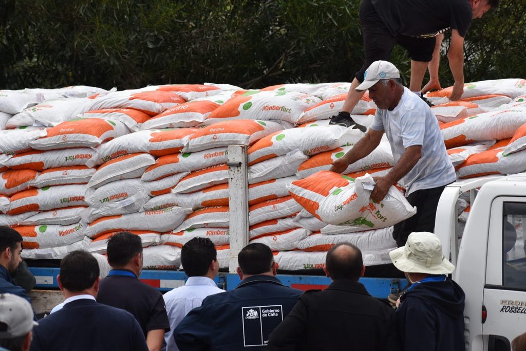 Funcionarios del sector agropecuario realizando encuestas de daños a agricultores en la región de Coquimbo