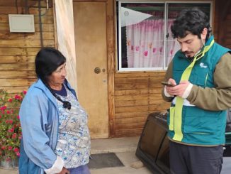 Funcionarios del sector agropecuario realizando encuestas de daños a agricultores en la región de Coquimbo