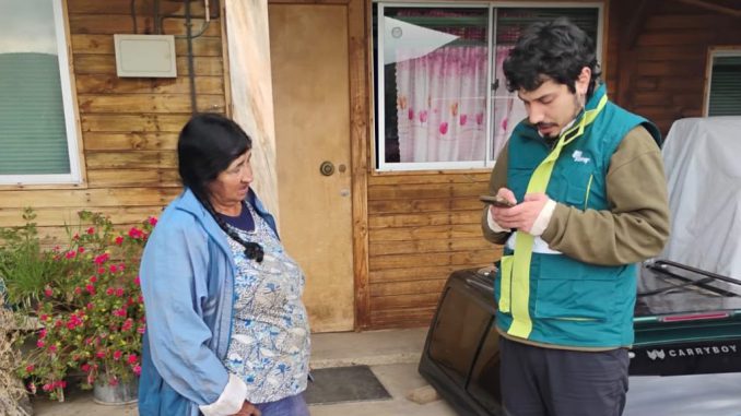 Funcionarios del sector agropecuario realizando encuestas de daños a agricultores en la región de Coquimbo