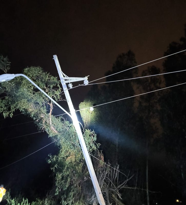 Trabajos de reparación de postes eléctricos dañados tras robo de cable de cobre en sector rural de Ovalle