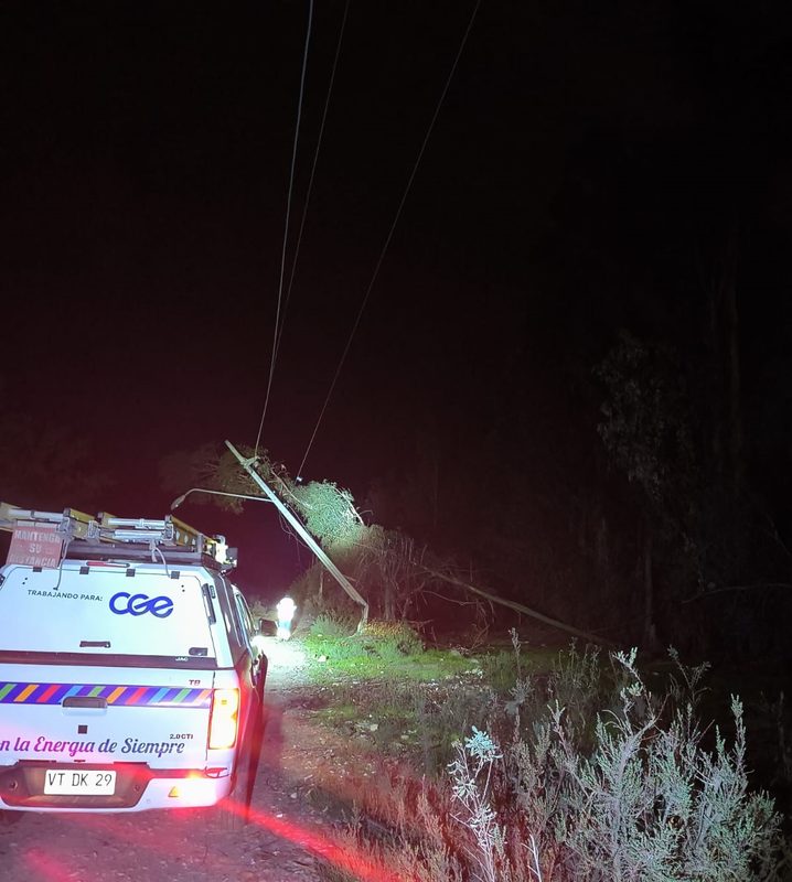 Trabajos de reparación de postes eléctricos dañados tras robo de cable de cobre en sector rural de Ovalle
