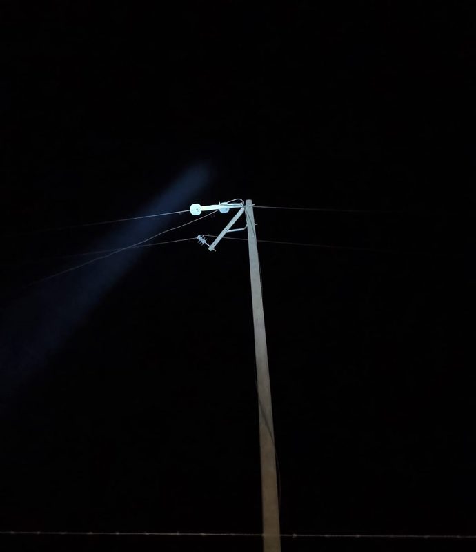 Trabajos de reparación de postes eléctricos dañados tras robo de cable de cobre en sector rural de Ovalle