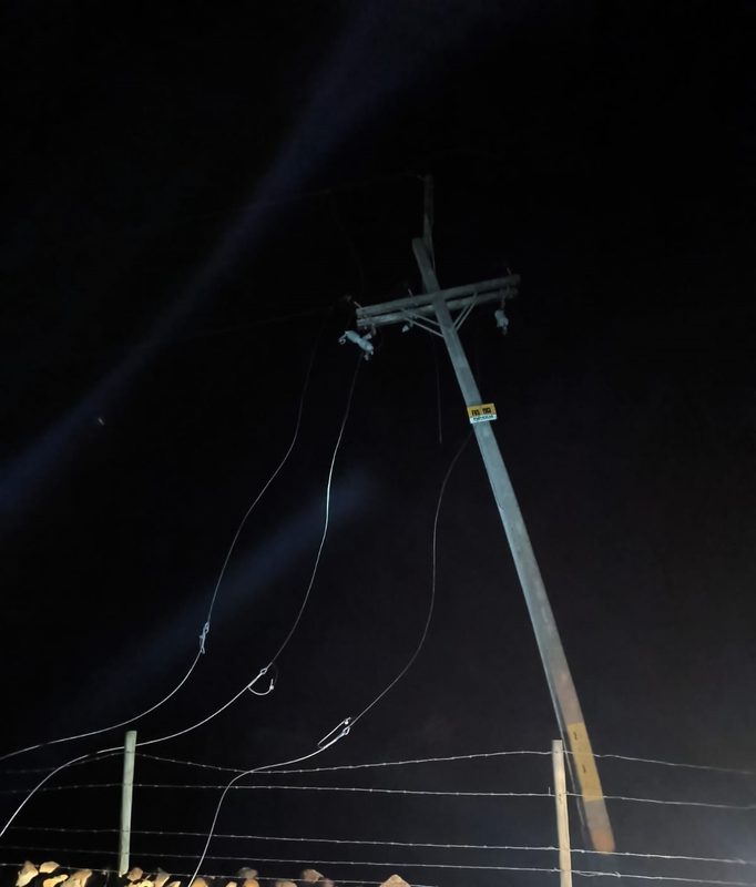 Trabajos de reparación de postes eléctricos dañados tras robo de cable de cobre en sector rural de Ovalle