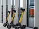 Usuario utilizando un scooter eléctrico compartido en una calle urbana de Santiago