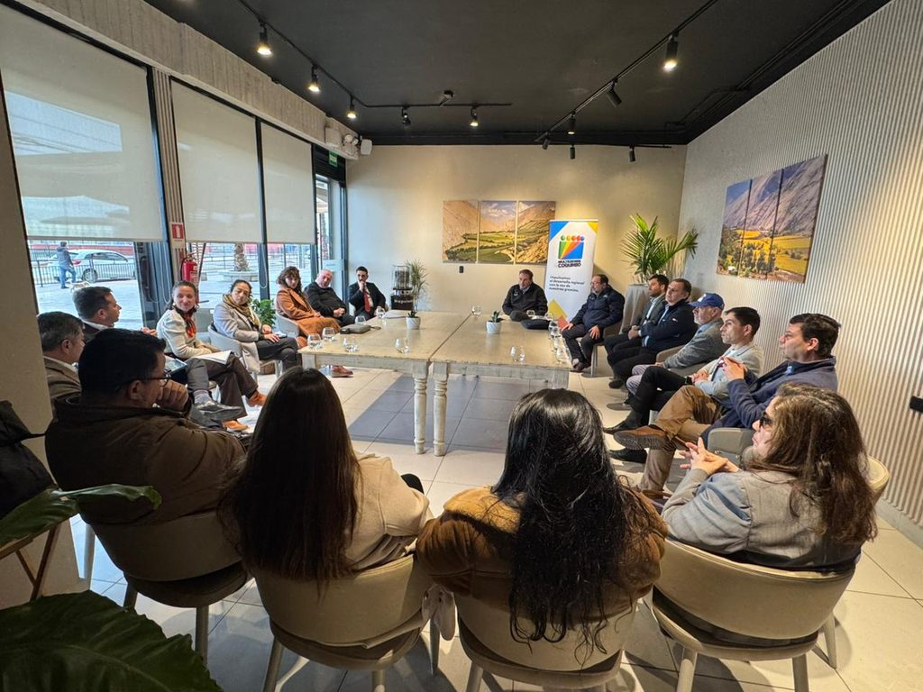 Autoridades y representantes gremiales en mesa de reactivación económica en la Región de Coquimbo.