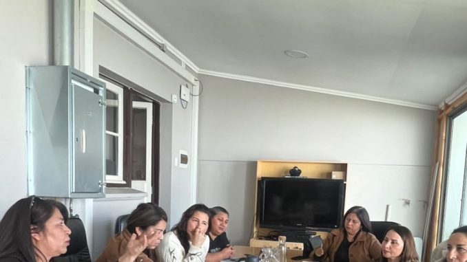 Representantes de la Mesa de la Mujer de la Pesca Artesanal dialogan con la Seremi de la Mujer en Coquimbo tras daños por lluvias.