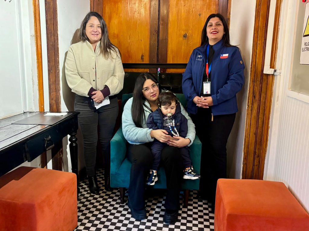Madre amamantando a su bebé en el espacio acondicionado de la cafetería San Pastel en La Serena