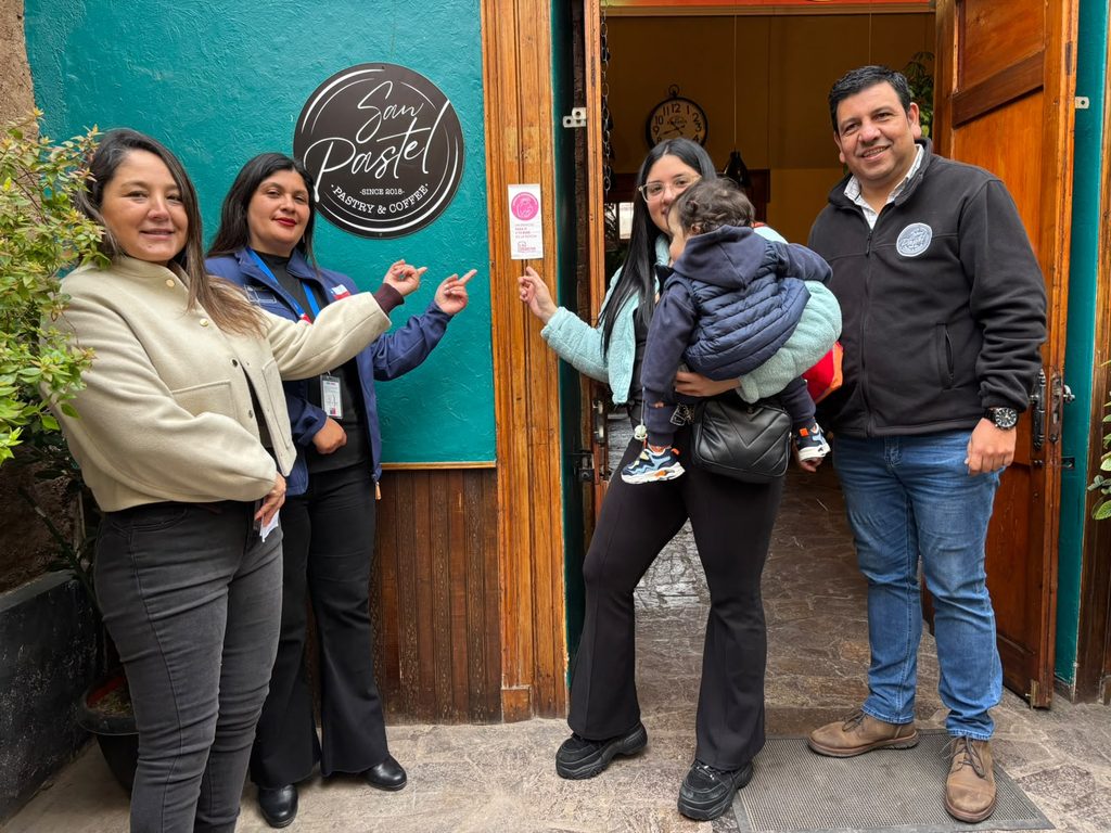 Madre amamantando a su bebé en el espacio acondicionado de la cafetería San Pastel en La Serena