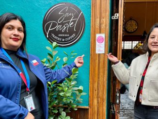 Madre amamantando a su bebé en el espacio acondicionado de la cafetería San Pastel en La Serena