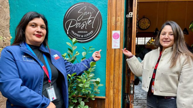 Madre amamantando a su bebé en el espacio acondicionado de la cafetería San Pastel en La Serena
